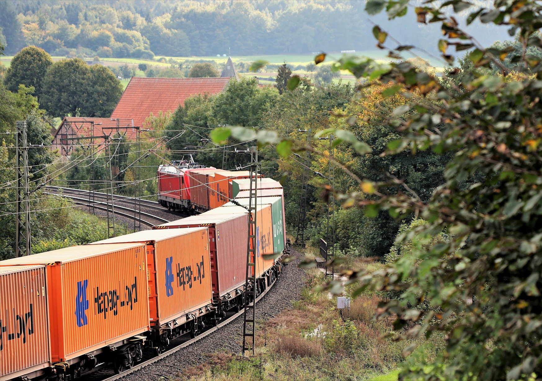 DB Cargo (Baureihe 187 TRAXX) mit Containerzug Seehäfen - Süddeutschland in Himmighausen (Strecke Hannover - Altenbeken) (Quelle: Deutsche Bahn AG / Wolfgang Klee) 