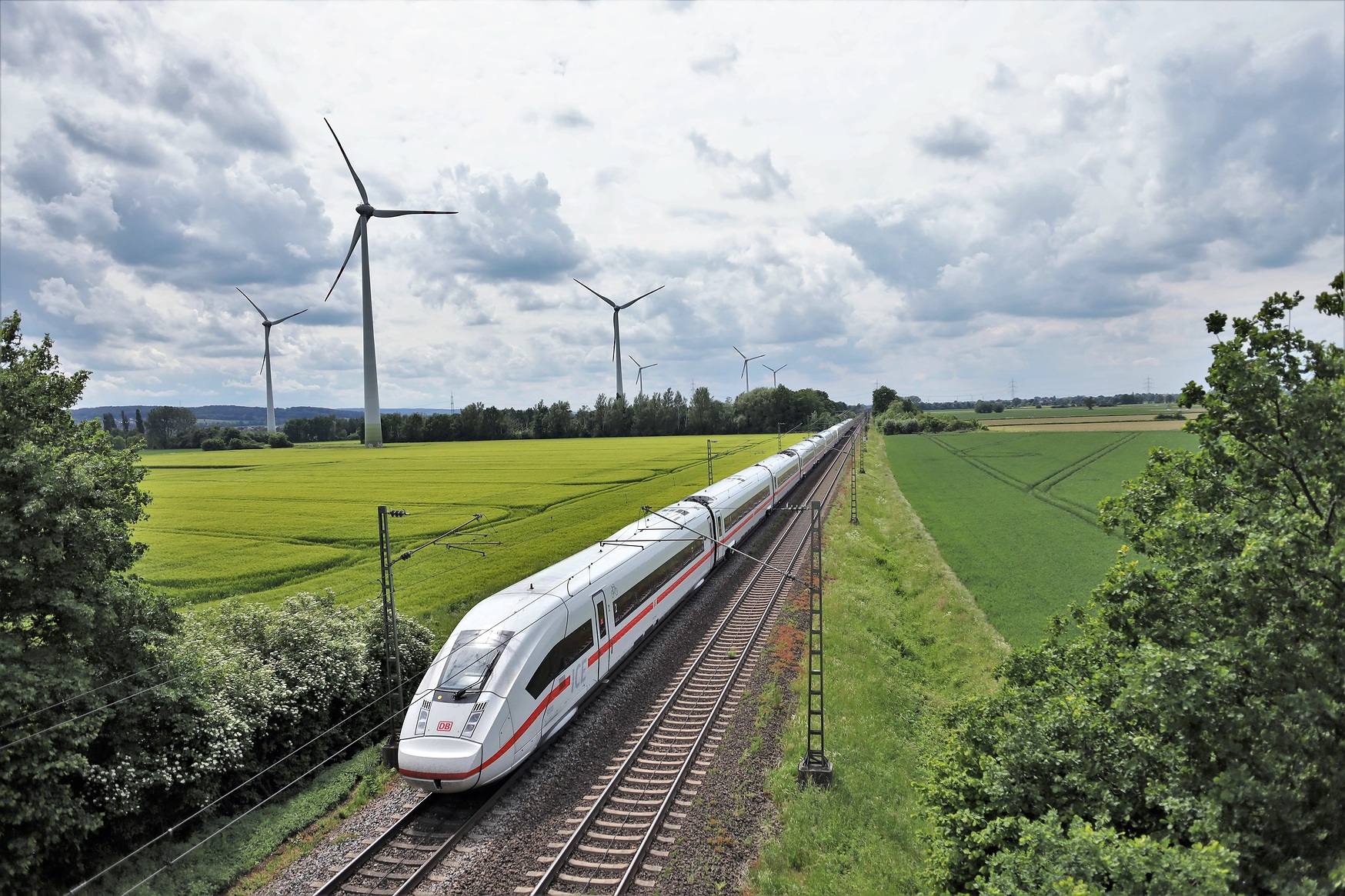 DB Fernverkehr mit ICE 4 (Baureihe 412) bei Stadthagen (Quelle: Deutsche Bahn AG / Wolfgang Klee)