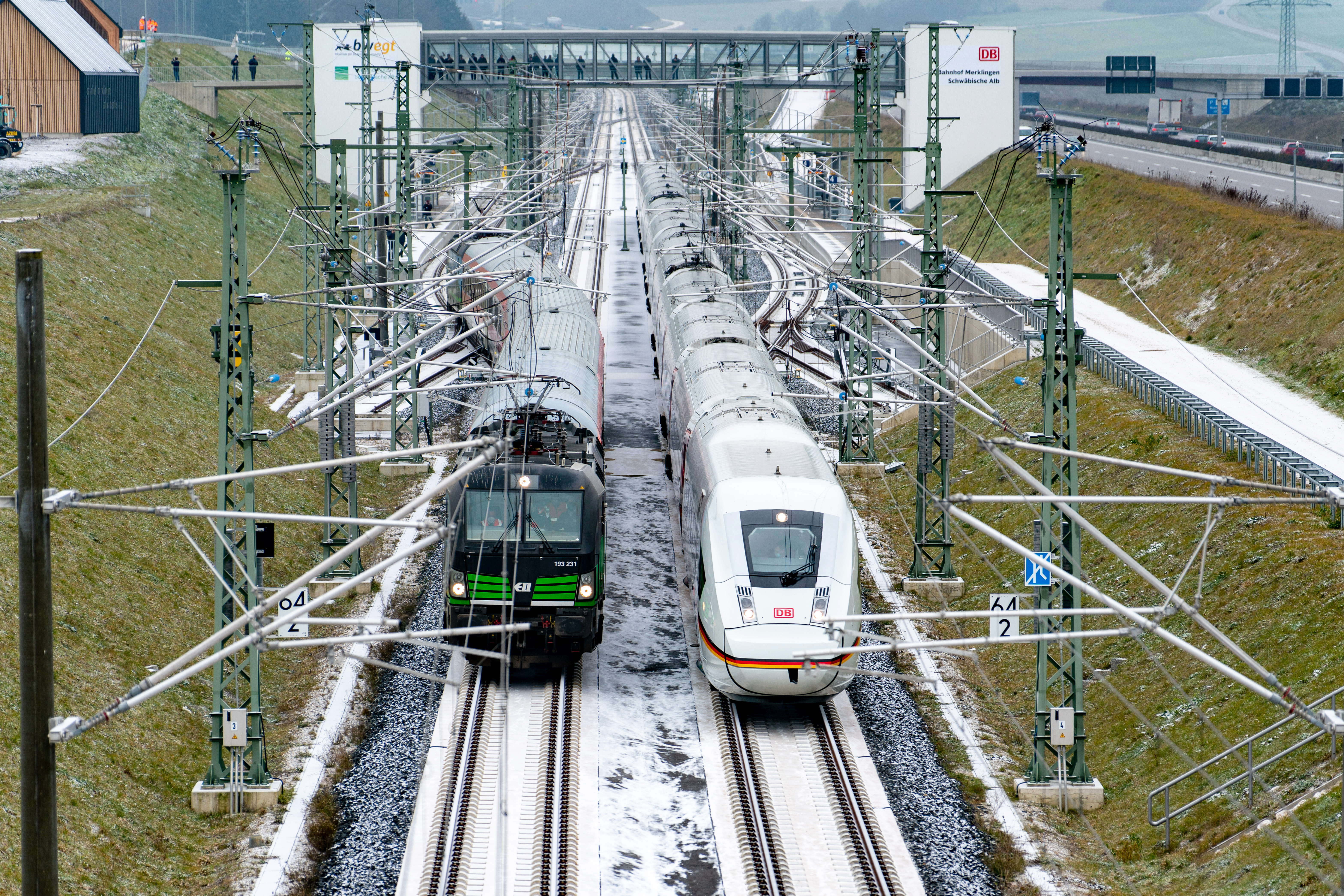 Parallelfahrt im Bahnhof Merklingen von ICE 4 und IRE anlässlich der Eröffnung der Schnellfahrstrecke Wendlingen - Ulm (Quelle: Deutsche Bahn AG / Jannik Walter)