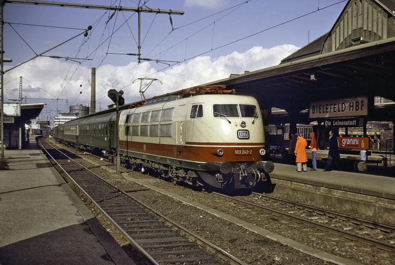 Ein historisches Bild vom Bielefelder Hauptbahnhof mit einer Elektrolokomotive