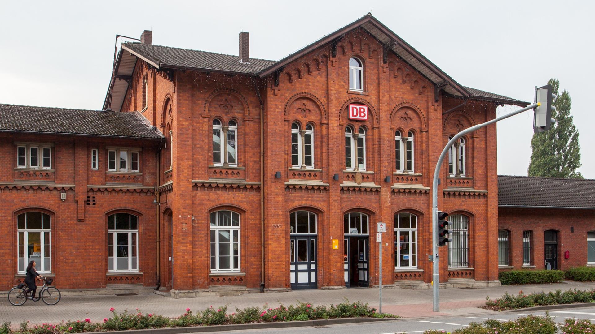 Das Foto zeigt das Empfangsgebäude des Bahnhofs in Bad Salzuflen