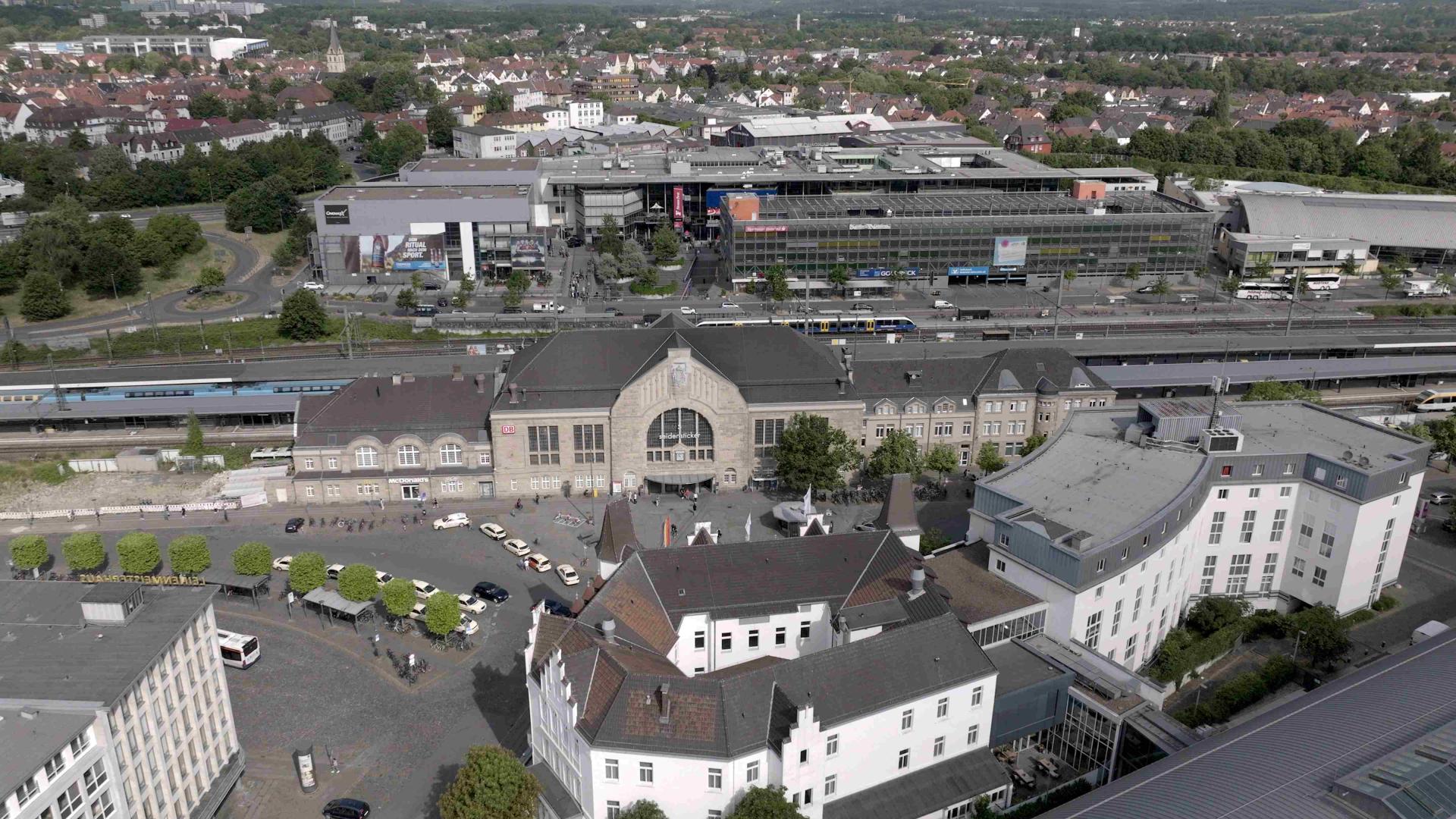 Das Foto zeigt eine Luftaufnahme vom Hauptbahnhof in Bielefeld.