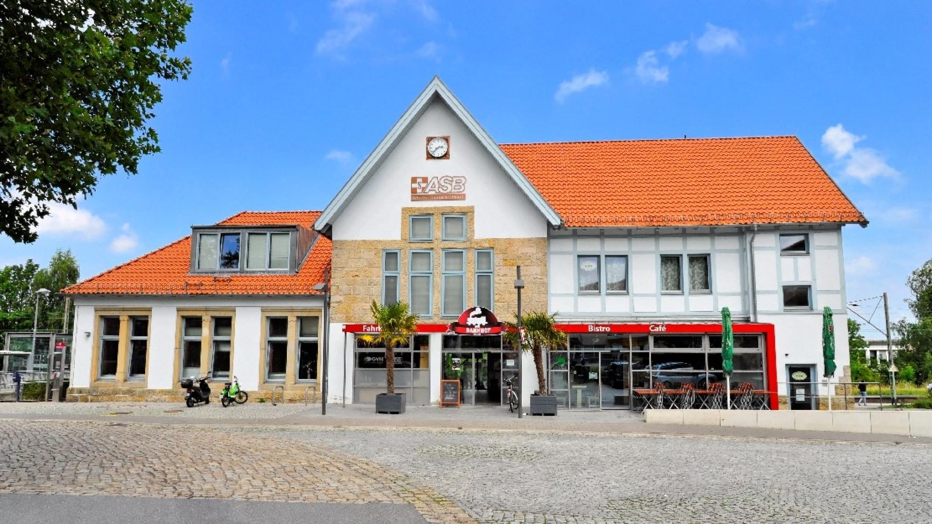 Das Foto zeigt das Gebäude des umgenutzten Bahnhofs Barsinghausen