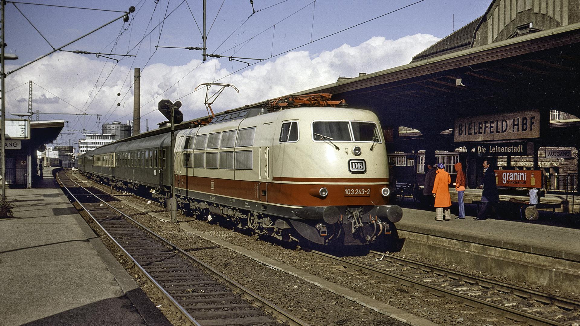 Ein historisches Bild vom Bielefelder Hauptbahnhof mit einer Elektrolokomotive