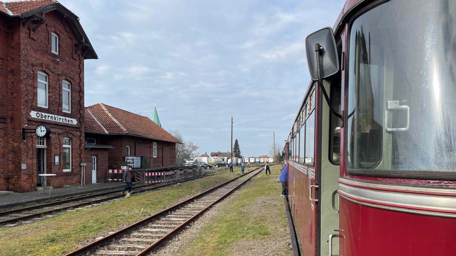 Das Foto zeigt einen Schienenbus im Bahnhof Obernkirchen.