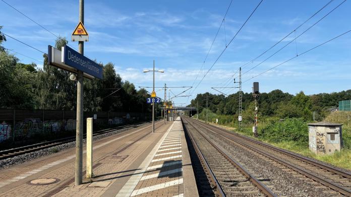 Das Foto zeigt den Bahnsteig des Bahnhofs Dedensen/Gümmer in der Gemeinde Seelze.