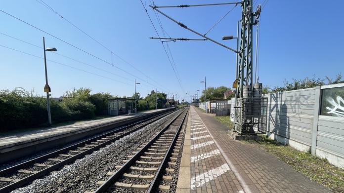 Das Foto zeigt die Gleise des Bahnhofs Lindhorst.